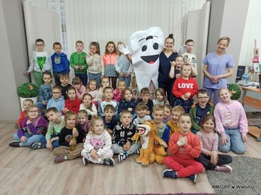„W służbie człowiekowi” – w Miejskiej i Gminnej Bibliotece Publicznej w Wieluniu odbyło się spotkanie z dentystą